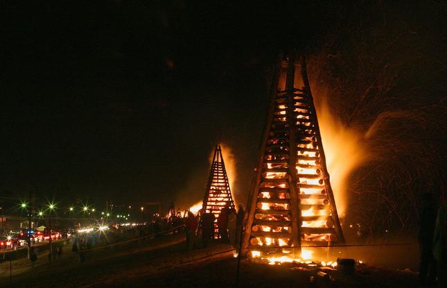 A Louisiana Christmas Tradition Bonfires On The Levee Louisiana Travel   Crw 8416c 